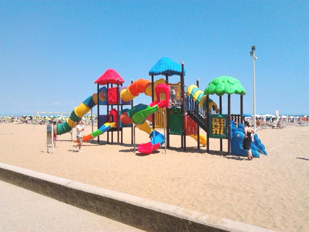 Lucerna Apartments At Sabbiadoro Beach Lignano Sabbiadoro Kültér fotó
